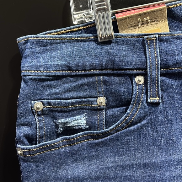 Levi Strauss mid length & rise hyper soft,slim through hip,cuffed 5 pocket - Picture 2 of 11